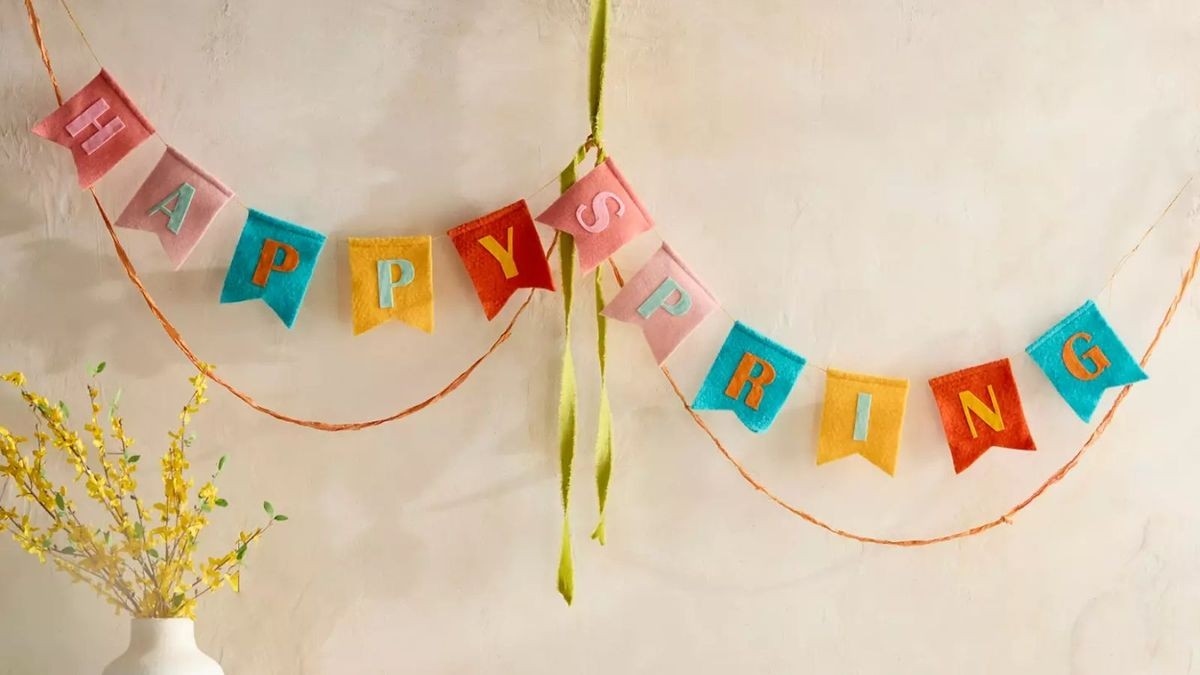 A Spring Garland Gives the Mantel a New Seasonal Focus