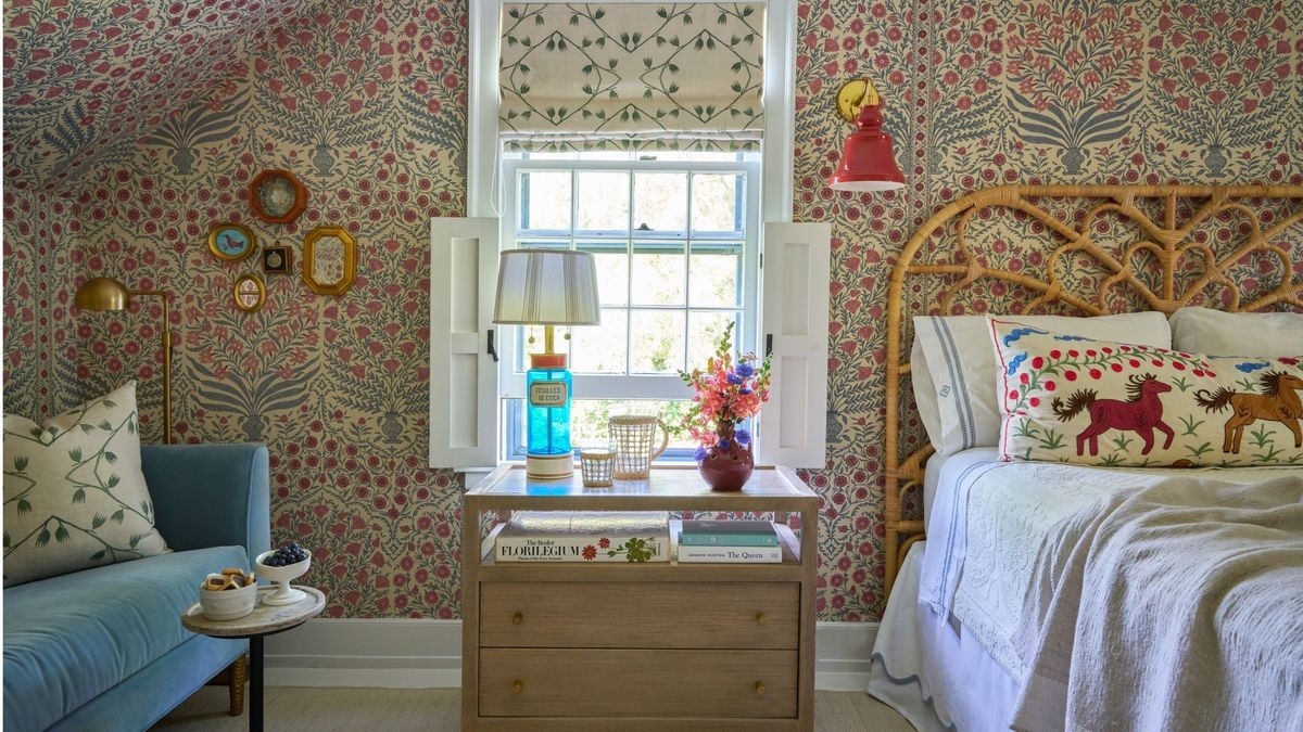Build a Cozy Bedroom through Several Soft Layers