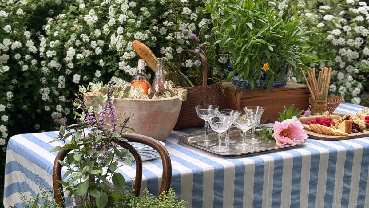Let the Garden Shape a Relaxed Summer Table