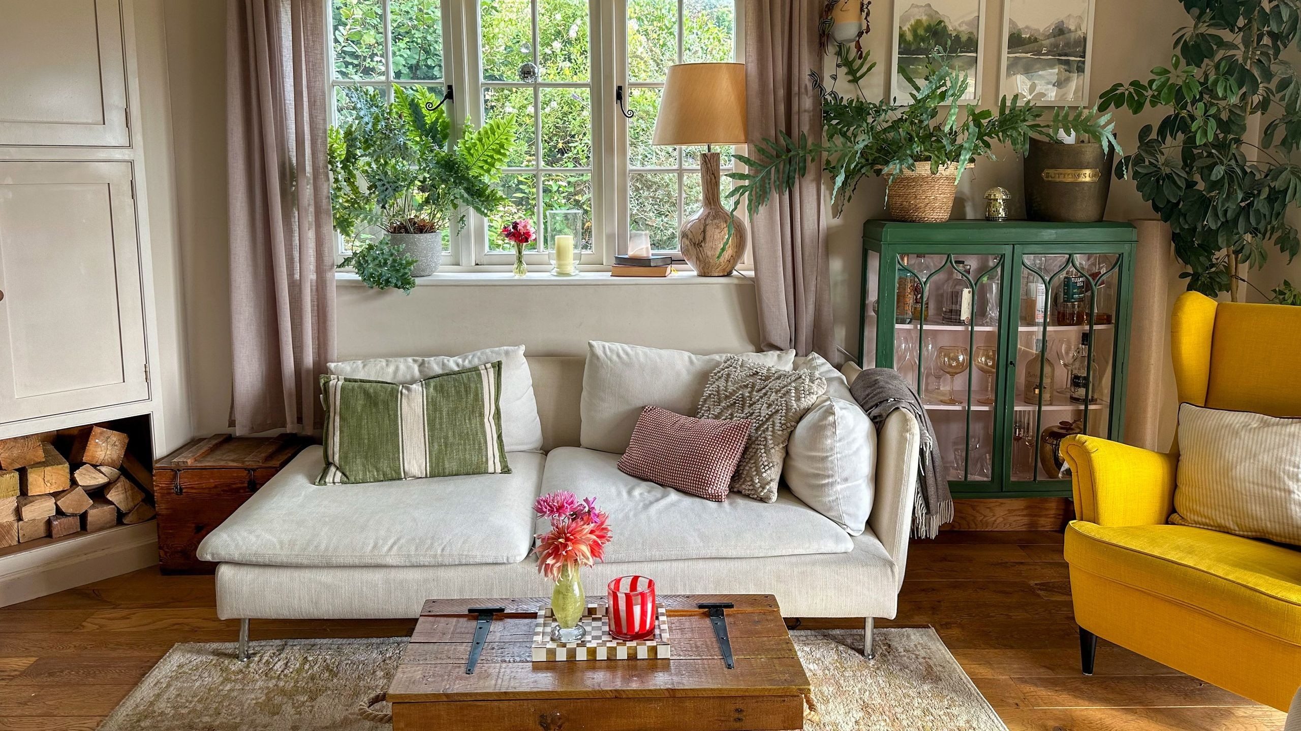 Mix Decorating Styles with Repeated Color Connections