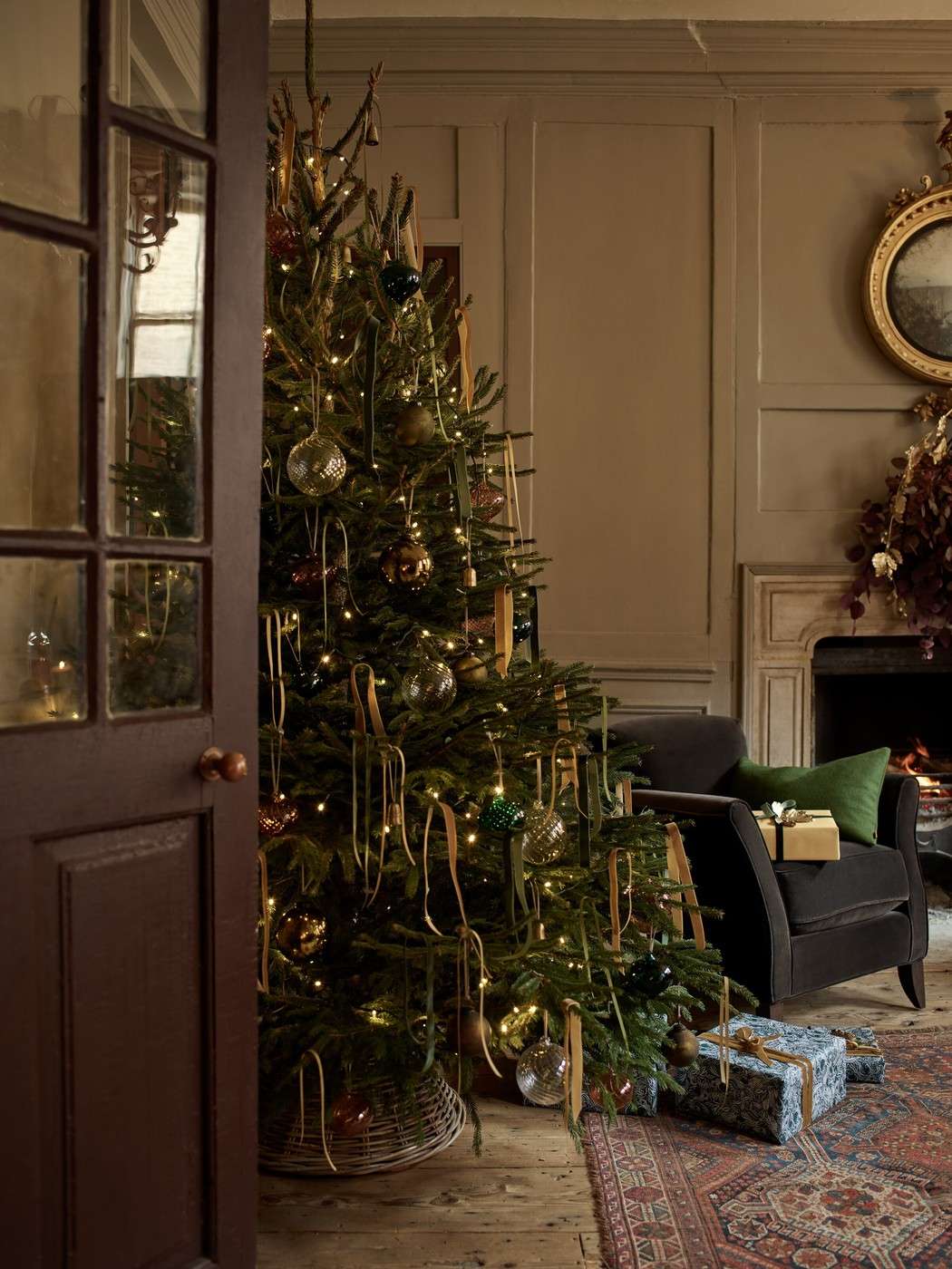 Make Holiday Decorations Feel Richer through Texture and Ribbon