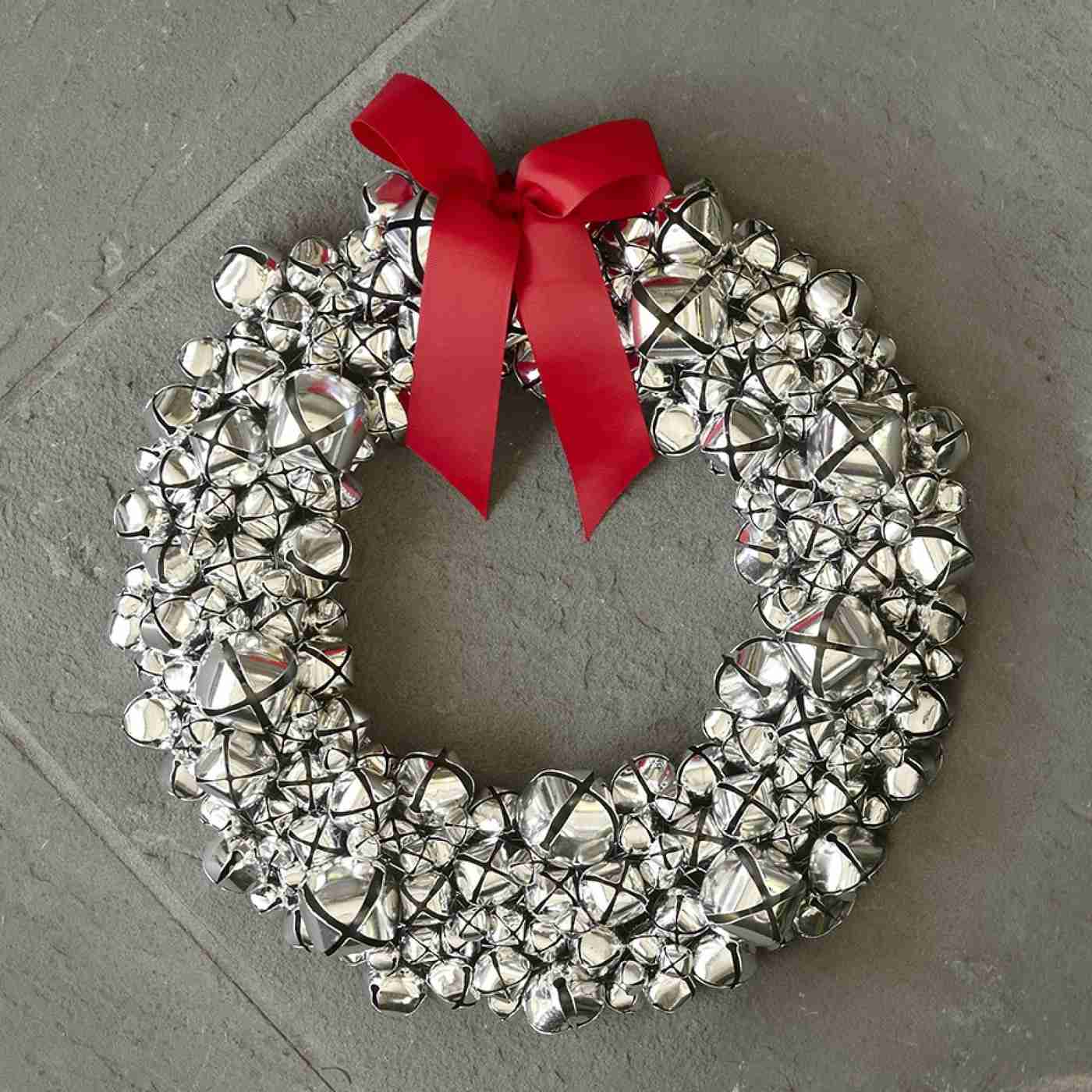 Warm Neutrals Give Festive Living Room Decorations a Clear Setting